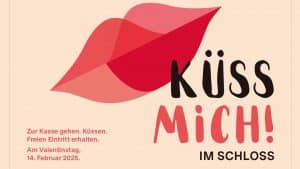 Grafik zur Valentinstags-Aktion „Küss mich! im Schloss“ 2025. Ein großes rotes Lippenpaar dominiert das Bild, daneben der Schriftzug „Küss mich! im Schloss“ in verspielter Typografie. Unten links steht der Text: „Zur Kasse gehen. Küssen. Freien Eintritt erhalten. Am Valentinstag, 14. Februar 2025.“ Die Farben sind in warmen Rottönen auf einem beigefarbenen Hintergrund gehalten.