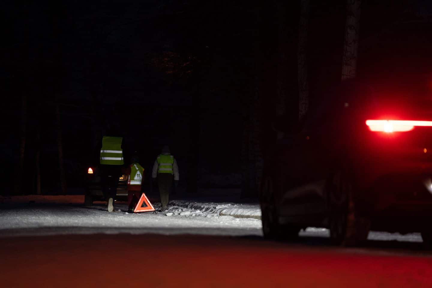 Warnwesten versagen im ADAC-Test – Lebensgefahr auf der Straße!
