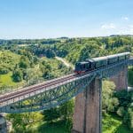 Die Sauschwänzlebahn fährt über ein beeindruckendes Viadukt
