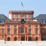 Barockes Schlossgebäude mit roter Sandsteinfassade und großem Innenhof – Sitz der Universität Mannheim.