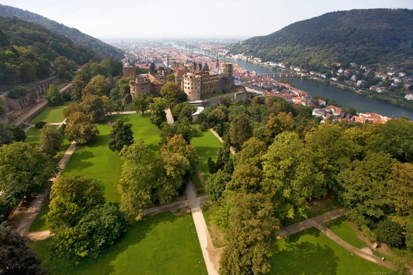 Die barocken Gartenanlagen sind nur noch in Spuren erkennbar. Im 19. Jh. wurde der Schlossgarten mit seltenen Bäumen wie Ginkgo und Libanon-Zeder bepflanzt.