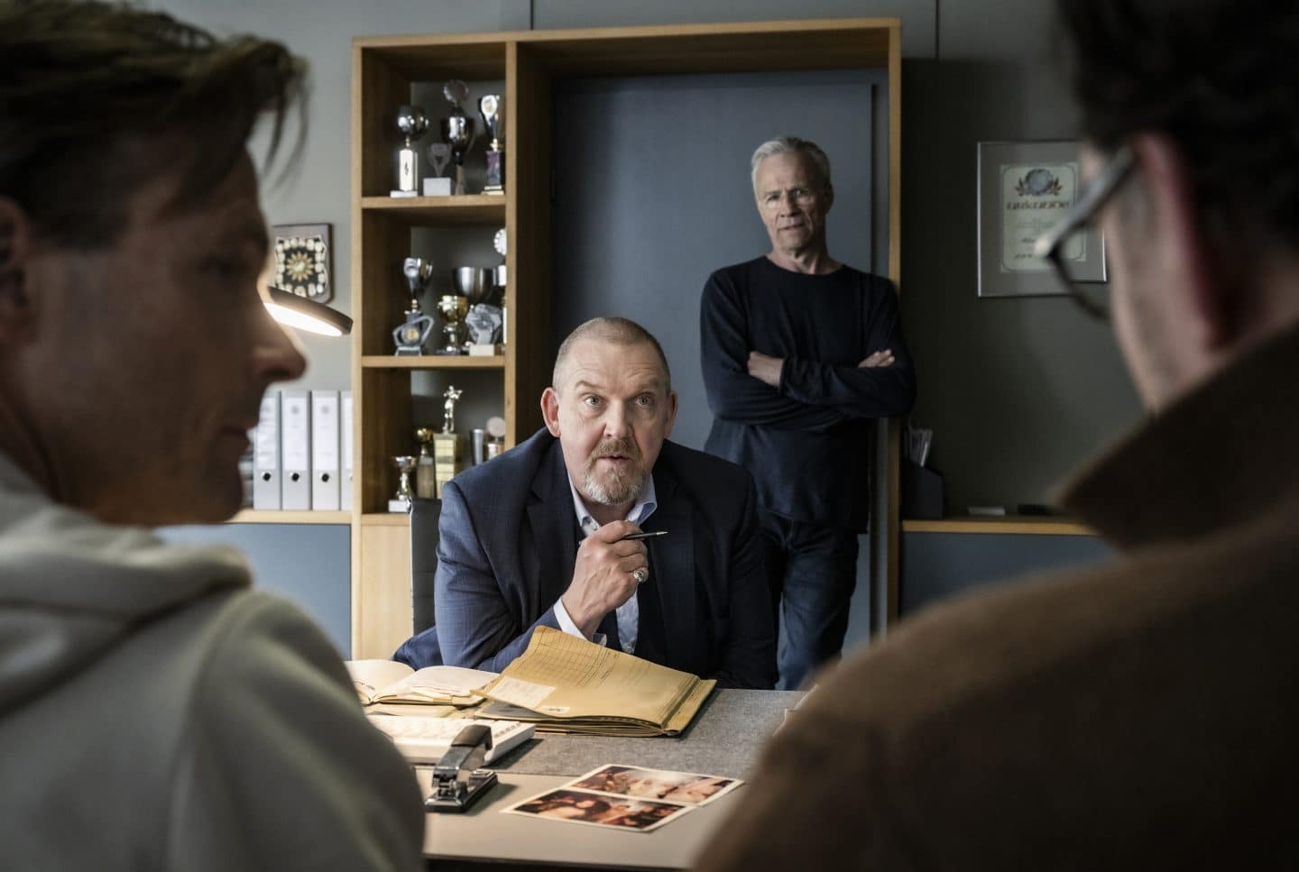 Im Verhör: Kommissar Freddy Schenk (Dietmar Bär, 2.v.l.) stellt René Horvath (Andreas Pietschmann, links) und Christian Kohlheim (Thomas Loibl, rechts) unbequeme Fragen über längst vergessen geglaubte Zeit. Im Hintergrund: Kommissar Max Ballauf (Klaus J. Behrendt).
