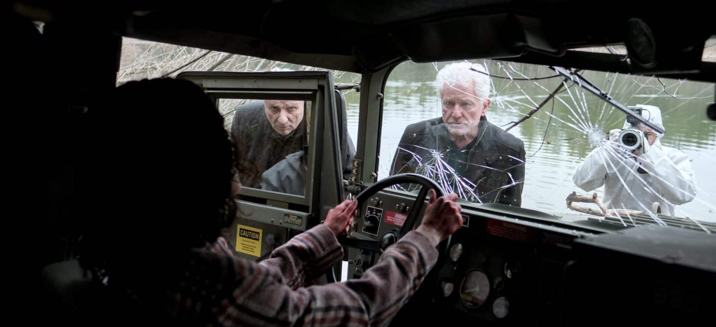 „Tatort: Charlie“ – Mord im Militärmanöver! Riskante Ermittlungen – lohnt sich das Einschalten? 1 Ein Spurensicherer macht Tatortfotos, während die Kriminalhauptkommissare Franz Leitmayr (Udo Wachtveitl, links) und Ivo Batic (Miroslav Nemec, Mitte) die Leiche von Fine (Katharina Ronja Brusa) untersuchen. Key Visual.