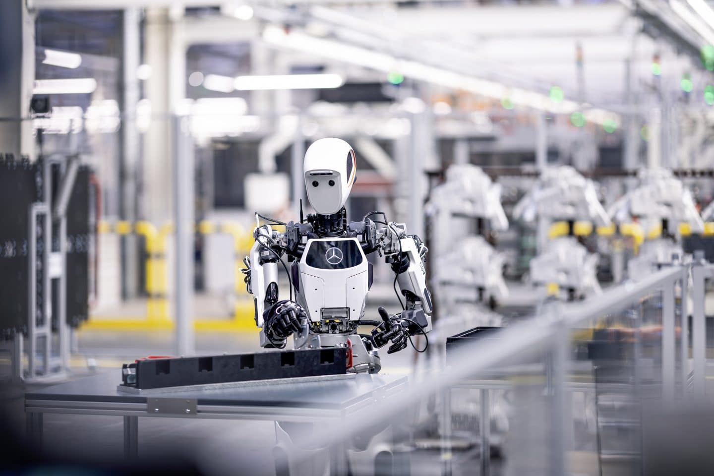 Science-Fiction wird Realität – Mercedes-Benz testet KI & humanoide Roboter in der Produktion! 25C0068 023