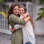 Die Wiedersehensfreude zwischen Mutter (Elisabeth Lanz, l.) und Tochter (Lilly Wiedemann, r.) ist groß, auch wenn Tierärztin Dr. Mertens von Luisa ein wenig überrumpelt wurde.