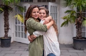 Die Wiedersehensfreude zwischen Mutter (Elisabeth Lanz, l.) und Tochter (Lilly Wiedemann, r.) ist groß, auch wenn Tierärztin Dr. Mertens von Luisa ein wenig überrumpelt wurde.