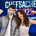 Abor & Tynna posieren vor dem Logo Chefsache