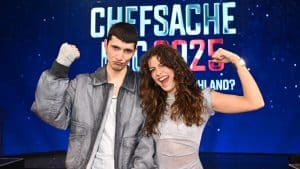 Abor & Tynna posieren vor dem Logo Chefsache