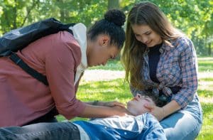 Cosmo Wolff (Max Bär, mi.) und Hanna Globisch (Helena Pieske, re.) sind mit Pfefferspray attackiert worden. Cosmo, der an Mukoviszidose leidet, bekommt fast gar keine Luft mehr und droht zu ersticken. Dr. Lucia Böhm (Vanessa Rottenburg, li.) muss jetzt lebensnotwendig handeln, sonst erstickt Cosmo.