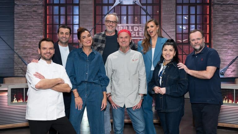 „Grill den Henssler“ Finale mit Faust, Feuer & Forelle –  Henssler zeigt den Stinkefinger!