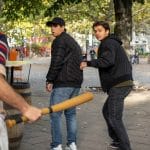 Momo (Husam Chadat, li.) erwischt die Mini-Gangster Khalid (Almountaser „Monty“ Alchltouh, re.), Ahmad (Victor Kadam, Mitte) und Ali (Kamil Ahmad, 2. v. li.), die einen Stein in die Scheibe seines Imbiss geworfen haben.