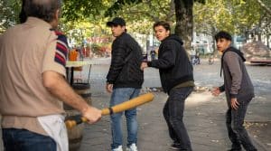 Momo (Husam Chadat, li.) erwischt die Mini-Gangster Khalid (Almountaser „Monty“ Alchltouh, re.), Ahmad (Victor Kadam, Mitte) und Ali (Kamil Ahmad, 2. v. li.), die einen Stein in die Scheibe seines Imbiss geworfen haben.