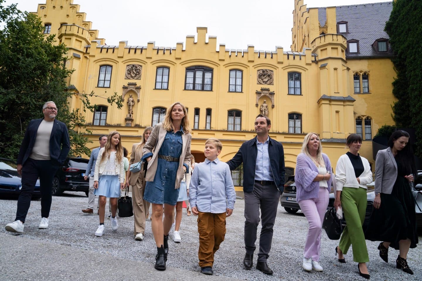 V.l.: Anne Loncar (Jessica Ginkel), Ole Loncar (Maximilian Kaiser) und Sebastian Loncar (Jonas Laux). Anne, Ole und Basti auf dem Weg zum Tag der offenen Tür der Hoffmann-von-Fallersleben-Privatschule in Bamberg.
