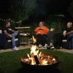 Martin Rütter, Ilka Bessin und Detlef Steves (r.) am lagerfeuer