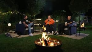 Martin Rütter, Ilka Bessin und Detlef Steves (r.) am lagerfeuer