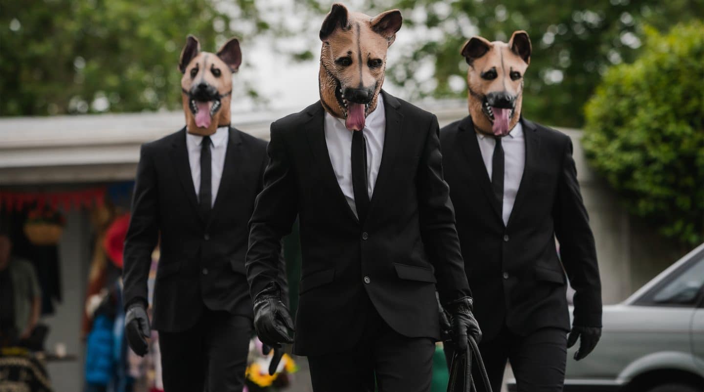 Möchtegern-Gangster: Bei dem Banküberfall der blutigen Anfänger geht alles schief.
