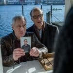 "Unter anderen Umständen - Für immer und ewig": Die Kommissare Matthias Hamm (Ralph Herforth) und Arne Brauner (Martin Brambach) stehen nebeneinander. Matthias Hamm (Ralph Herforth) hält ein Foto in der Hand.