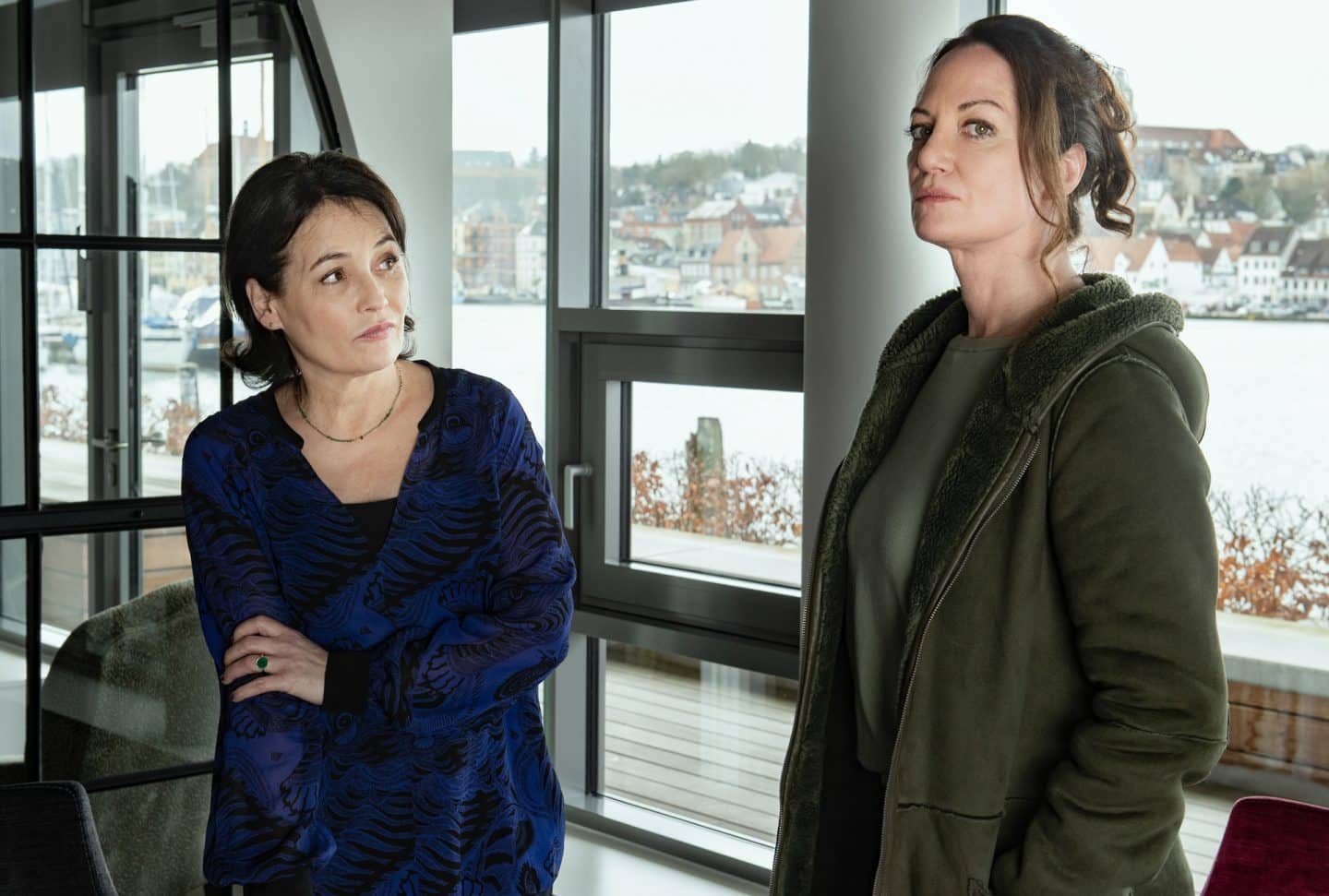 "Unter anderen Umständen - Für immer und ewig": Jana Winter (Natalia Wörner) und Marlene Hausmann (Anke Sevenich) stehen zusammen vor einem Fenster. Marlene Hausmann schaut Jana Winter an.
