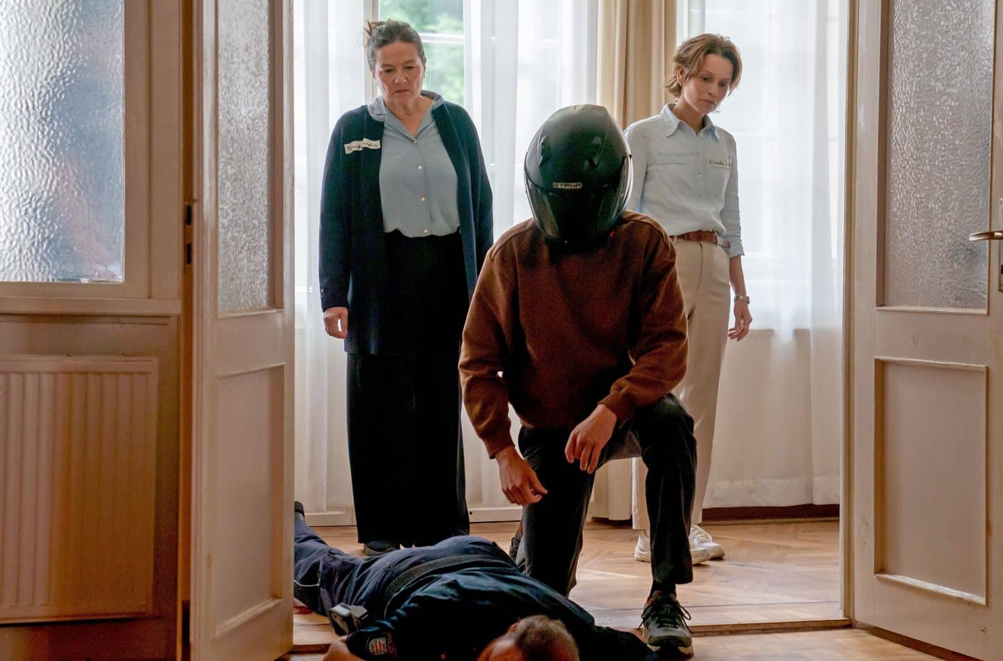 „Tod am Rennsteig – Haus der Toten“: Ein brutaler Vierfachmord erschüttert den Thüringer Wald 1 Das Team spielt die Tat des vermummten Mörders nach, um sie zu analysieren. V.l.: Marion Dörner (Anne-Kathrin Gummich), Jan Kawig (Bernhard Conrad), Annett Schuster (Kristin Suckow).