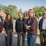 "SOKO Leipzig - Hasch mich": Kim (Amy Mußul), Jan (Marco Girnth), Wolfgang Güntgen (Michael Benthin) und Silke Wegener (Annedore Kleist) stehen in einem gepflegten Wohngebiet auf einer Straße. Jimmy Niehaus (Michael Kranz) steht mit beunruhigtem Blick neben der Gruppe.
