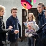 "SOKO Leipzig - Sunny": Vor dem Haus: Ina Zimmermann (Melanie Marschke), Moritz Brenner (Johannes Hendrik Langer) und eine Polizistin (Komparsin) sprechen mit Kai Marlow (Max von Pufendorf) und seiner Frau Marlene Marlow (Theresa Scholze). Alle schauen sehr angespannt auf ein Papier, dass die Polizistin in Händen hält.