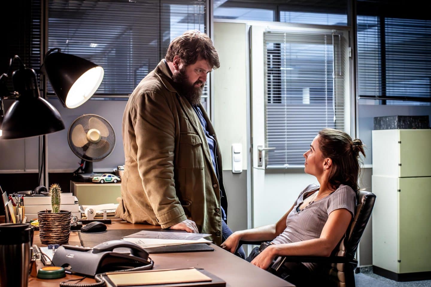 Konrad Behringer (Antoine Monot) und Ela Jenning (Cosima Henman). Behringer erzählt Ela, dass Chris eine Affäre hatte. 
