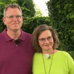 "Duell der Gartenprofis - Mein grünes Paradies": Michaela und Martin Heybeck stehen Arm in Arm im Garten und schauen lächelnd nach vorne.