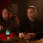 "Helen Dorn - Schwarzes Herz": Weyer (Tristan Seith) und Helen Dorn (Anna Loos) sitzen zusammen in einer Bar.