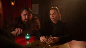"Helen Dorn - Schwarzes Herz": Weyer (Tristan Seith) und Helen Dorn (Anna Loos) sitzen zusammen in einer Bar.