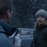 "Erzgebirgskrimi - Wintermord": Försterin Saskia Bergelt (Teresa Weißbach) blickt besorgt zu Hauptkommissar Robert Winkler (Kai Scheve). Im Hintergrund stehen mehrere Autos und jemand von der Spurensicherung arbeitet an dem Auto.