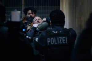 "Nachtschicht - Der Unfall": Joon Rostami (Altamasch Noor) bedroht Roland Orbach (Maximilian Brückner) mit einer Waffe. Jalil (Aziz Dyab) steht mit gezogener Waffe vor Ihnen.