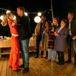 "Der Bergdoktor: Herzschmerzen": Auf dem Gruberhof am Abend: Lichterketten hängen über einem Buffett. Davor tanzen Martin Gruber (Hans Sigl) und Karin Bachmeier (Hilde Dalik), während sie sich verliebt in die Augen blicken. Hans Gruber (Heiko Ruprecht), Lisbeth Gruber (Monika Baumgartner), Josie Bachmeier (Lieselotte Voß), Lilli Gruber (Ronja Forcher) und David Kästner (Frédéric Brossier) stehen etwas abseits und beobachten die beiden lächelnd.