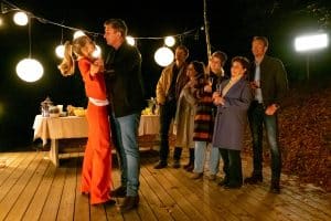 "Der Bergdoktor: Herzschmerzen": Auf dem Gruberhof am Abend: Lichterketten hängen über einem Buffett. Davor tanzen Martin Gruber (Hans Sigl) und Karin Bachmeier (Hilde Dalik), während sie sich verliebt in die Augen blicken. Hans Gruber (Heiko Ruprecht), Lisbeth Gruber (Monika Baumgartner), Josie Bachmeier (Lieselotte Voß), Lilli Gruber (Ronja Forcher) und David Kästner (Frédéric Brossier) stehen etwas abseits und beobachten die beiden lächelnd.