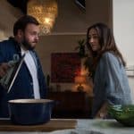 "North Shore – Tod in Sydney – Die Spur des Blutes": Max (John Bradley) und Tori (Claire Lovering) stehen nebeneinander in einem Raum. Vor ihnen ist eine Küchenarbeitsplatte. Max hebt den Deckel eines Kochtopfs an und zeigt Tori den Inhalt.