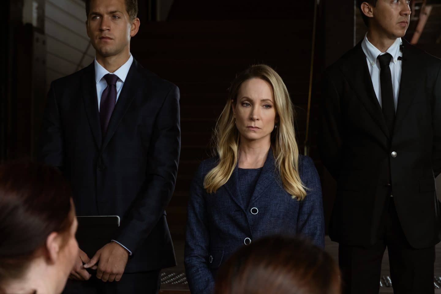 "North Shore – Tod in Sydney - Überraschung": Abigail (Joanne Froggatt) steht zwischen Ben (George Pullar) und einem weiteren Mann (Komparse). Sie wirkt traurig.
