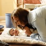 "Frühling - Babyalarm": Katja Baumann (Simone Thomalla) beugt sich lächelnd über ein Baby.
