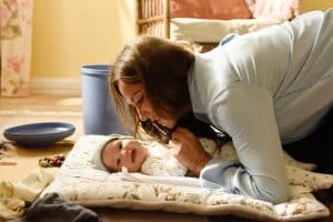 "Frühling - Babyalarm": Katja Baumann (Simone Thomalla) beugt sich lächelnd über ein Baby.