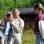 "Frühling - Wenn du nicht still bist, dann...": Paulina Groß (Medea Leinen) und Elsa Heinemann (Rosa Mohnke) halten Sarah Springer (Anna Triebel) fest, während Stella Lamprecht (Katharina Weitzendorf) auf sie einredet.
