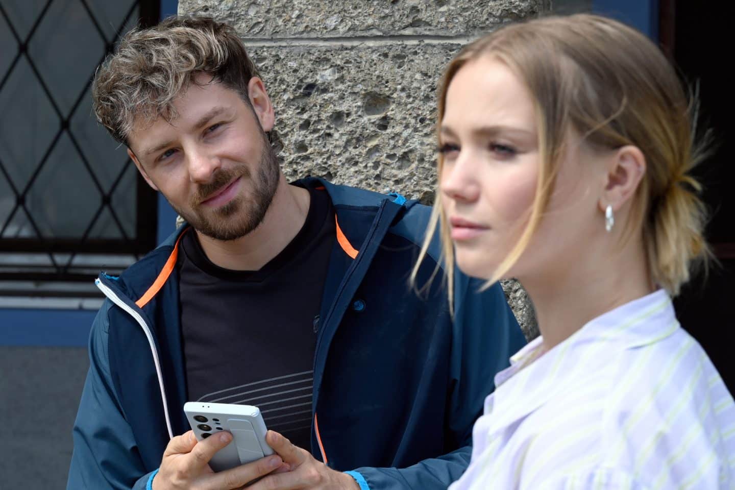 "Frühling - Mein Geheimnis, dein Geheimnis": Alfie Schneider (Sebastian Meyer) lächelt Lilly Engel (Julia Willecke) an.