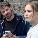 "Frühling - Mein Geheimnis, dein Geheimnis": Alfie Schneider (Sebastian Meyer) lächelt Lilly Engel (Julia Willecke) an.