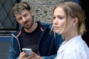 "Frühling - Mein Geheimnis, dein Geheimnis": Alfie Schneider (Sebastian Meyer) lächelt Lilly Engel (Julia Willecke) an.