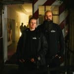 "Türsteher - die Mächtigen der Nacht": Bei Nacht: Jan und Rica stehen vor der Türe und schauen in die Kamera.