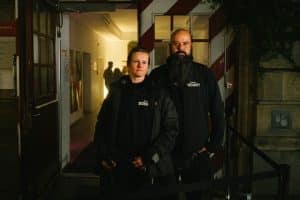 "Türsteher - die Mächtigen der Nacht": Bei Nacht: Jan und Rica stehen vor der Türe und schauen in die Kamera.