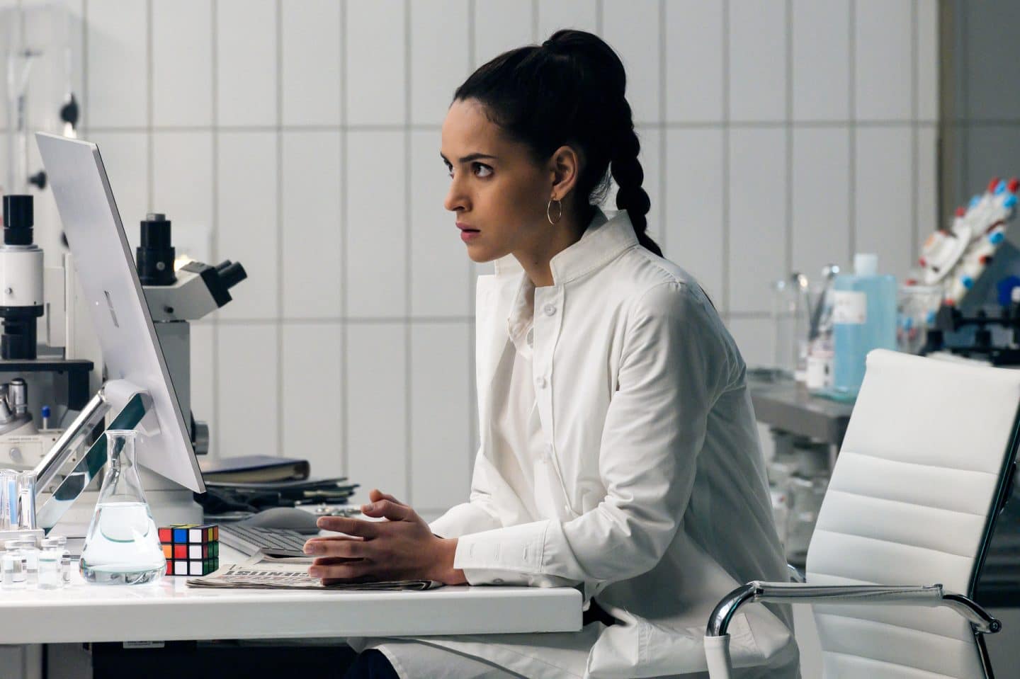 "Morbius": Dr. Martine Bancroft (Adria Arjona) sitzt in einem Labor an einem Schreibtisch vor einem Bildschirm

