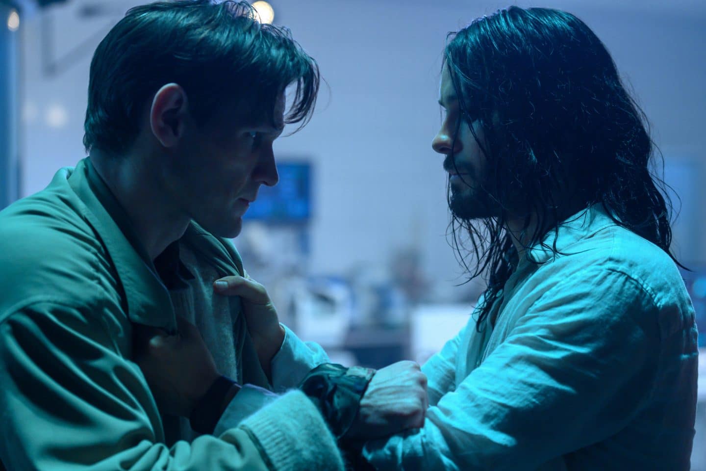 "Morbius": Milo (Matt Smith) und Dr. Michael Morbius (Jared Leto) stehen sich angespannt gegenüber. Der Raum ist bläulich beleuchtet und sie halten einander fest.
