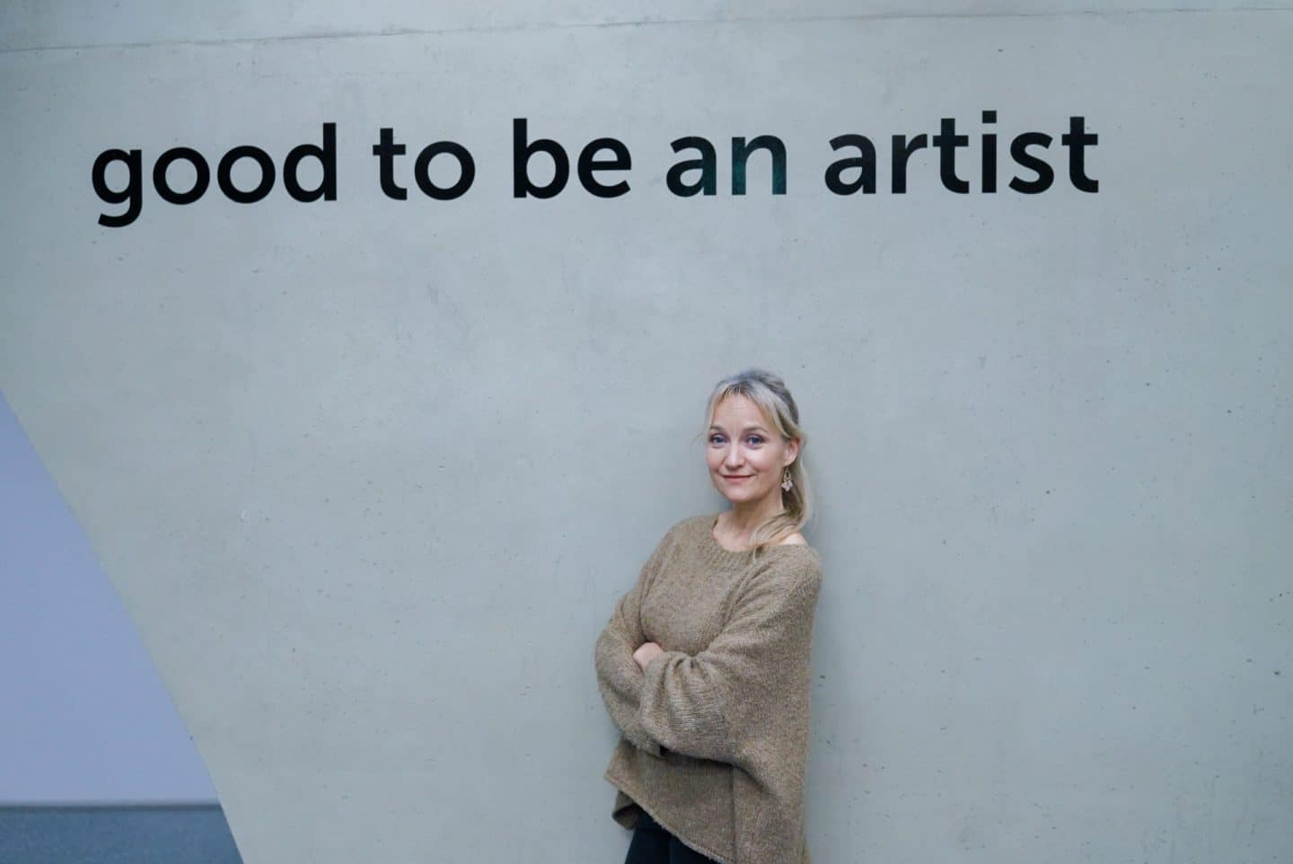 "Was darf man noch sagen? - Wut und Wahrheit nach Corona": Schauspielerin Eva Herzig posiert vor einer Wand, über ihr steht "good to be an artist".
