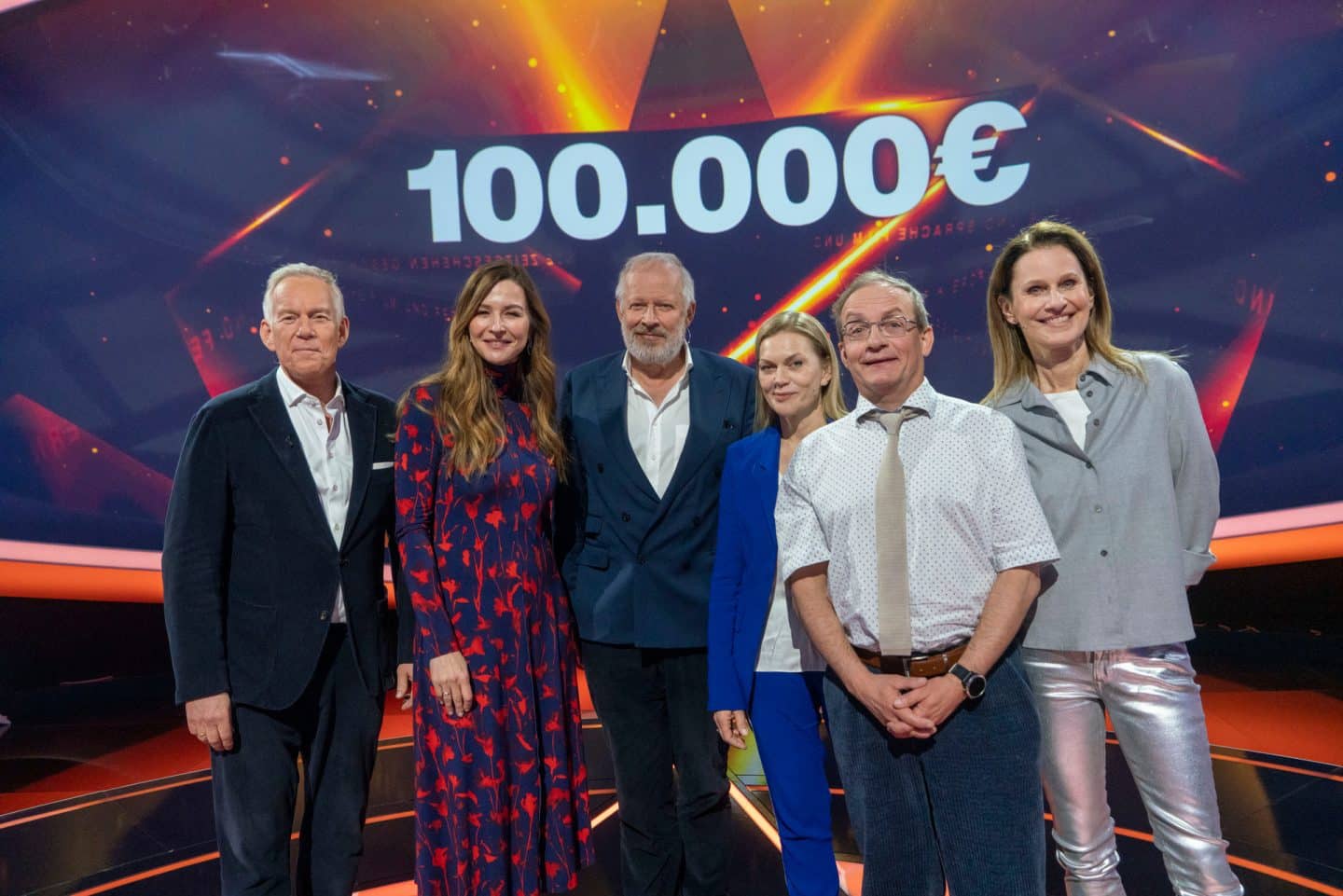 "Der Quiz-Champion - Das Bundesländer-Special": Johannes B. Kerner, Katrin Bauerfeind, Axel Milberg, Anna Loos, Wigald Boning, Katrin Müller-Hohenstein stehen im Studio und lächeln in die Kamera.

