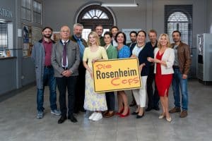 "Die Rosenheim-Cops"-Drehstart: Stadler (Dieter Fischer), Christin Lange (Sarah Thonig), Jo Caspar (Christian K. Schaeffer), Dr. Elena Dimos (Anastasia Papadopoulou), Sven Hansen (Igor Jeftić), Miriam Stockl (Marisa Burger), Daniel Donato (Paul Brusa), Marianne Grasegger (Ursula Maria Burkhart), Michi Mohr (Max Müller), Marie Hofer (Karin Thaler), Kilian Kaya (Baran Hêvî).