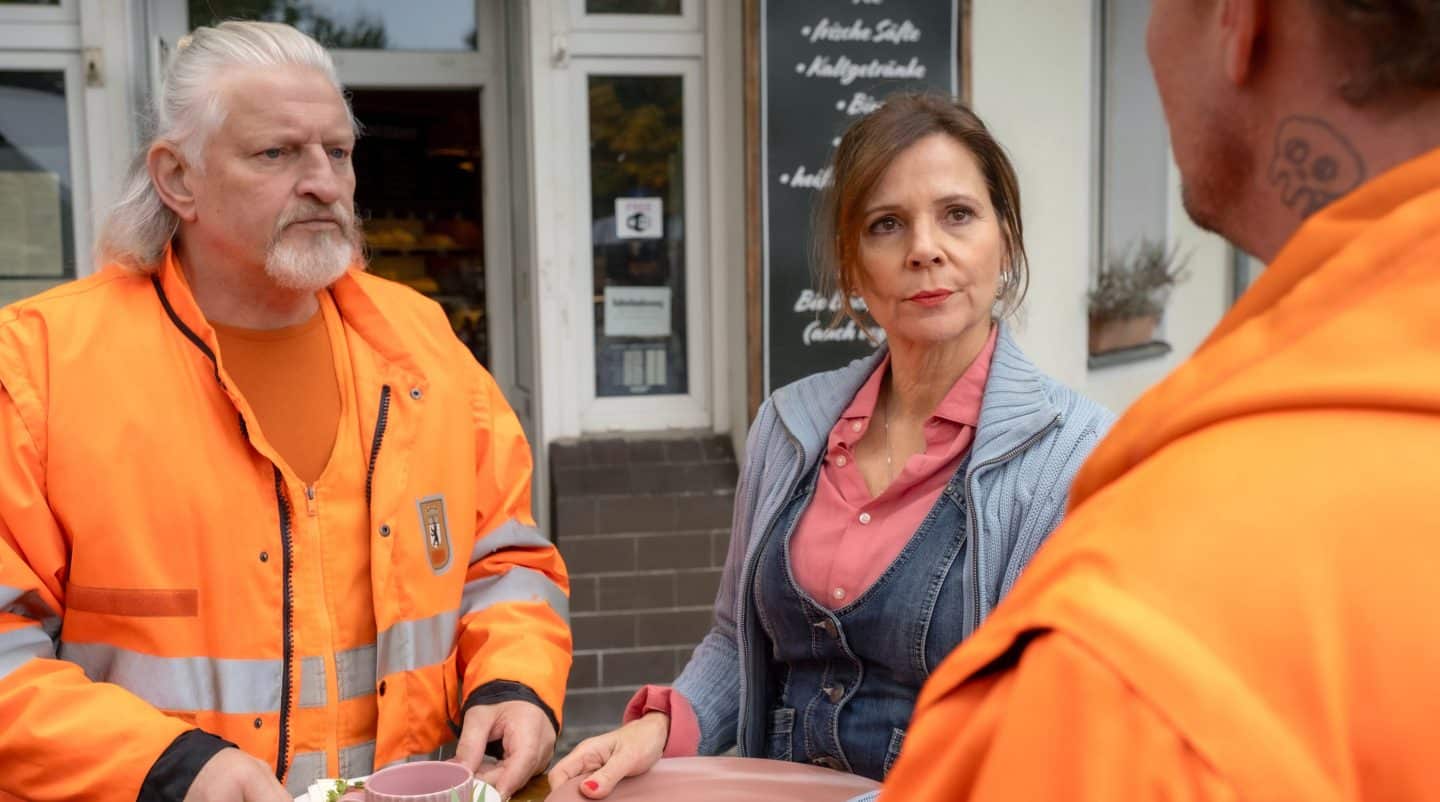 Specki (Frank Kessler, li.) und Gabi (Adelheid Kleineidam, Mitte) versuchen mit Danny (David Bredin, re.) ins Gespräch zu kommen.
