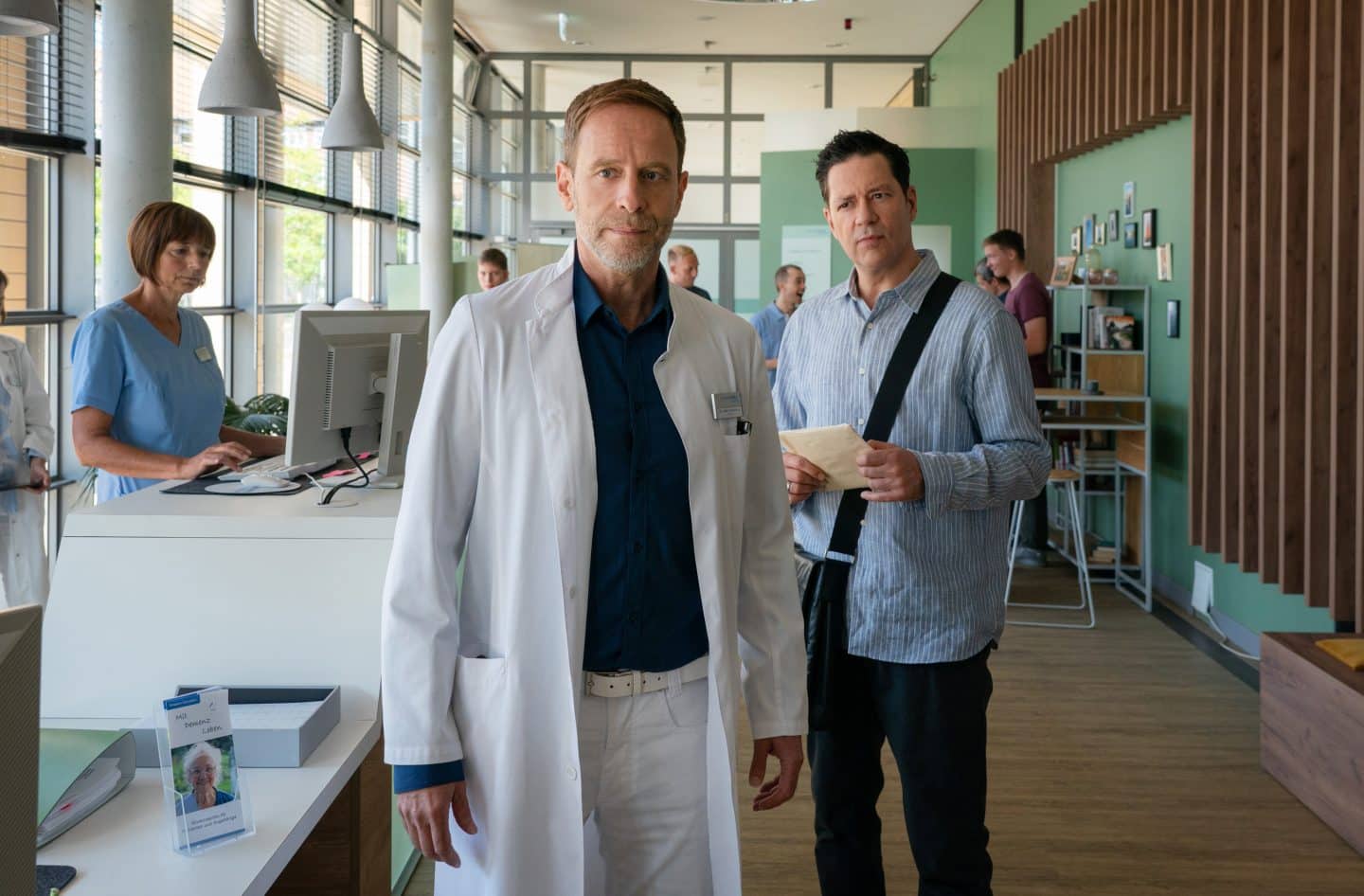 Dr. Philipp Brentano (Thomas Koch, re.) wollte Dr. Kai Hoffmann (Julian Weigend, li.) beim Kindergeburtstag dessen Sohnes Emil unterstützen. Als Kai seinem Freund klar macht, warum er dieses Versprechen nicht einhalten konnte, ist Philipp ziemlich vor den Kopf gestoßen.
